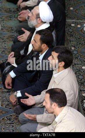 Der iranische Präsident Mahmud Ahmadinedschad (2. R), betet während Freitagsgebet an der Teheraner Universität Campus in Teheran, Iran, am 19. August 2005. (UPI Foto/Mohammad Kheirkhah) Stockfoto