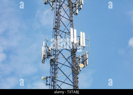 Kommunikation Tower. 5G bzw. 4G Handy und Wireless Internet Netzwerk gegen den blauen Himmel Hintergrund Stockfoto