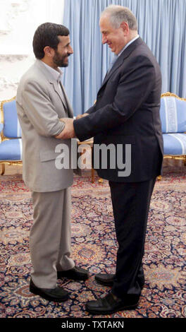 Irans Präsident Mahmud Ahmadinedschad (L) schüttelt Hände mit Iraks Stellvertretender Premierminister Ahmad Chalabi in Teheran, Iran, November 5,2005. (UPI Foto/Isna/Iranischer Student Nachrichtenagentur) Stockfoto