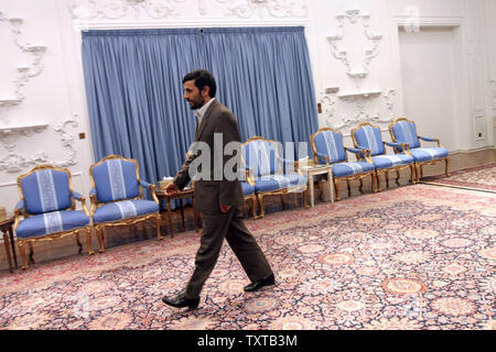 Der iranische Präsident Mahmud Ahmadinedschad macht sich auf den Weg, bevor er mit der Qatar Erster stellvertretender Ministerpräsident und Außenminister Scheich Hamad Bin Jassim Bin Jabar ai-trifft-Thani, in Teheran, Iran, am 23. Januar 2006. (UPI Foto/Solmaz Pourabdollah/Ilna) Stockfoto