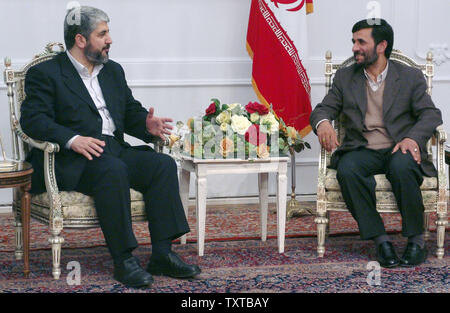 Irans Präsident Mahmud Ahmadinedschad (r) trifft sich mit Führer der islamischen Hamas Khaled Meshaal in Teheran, Iran, 20. Februar 2006. (UPI Foto/Ahmad Reza Shojaee/ILNA/Iranischer Arbeitsmarkt News Agency) Stockfoto