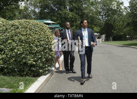 Washington, District of Columbia, USA. 25. Juni 2019. Außenminister der Vereinigten Staaten Wohnen und Stadtentwicklung (HUD) Ben Carson Blätter ein TV-Interview im Weißen Haus in Washington, DC, USA am 25. Juni 2019. Credit: Stefani Reynolds/CNP/ZUMA Draht/Alamy leben Nachrichten Stockfoto