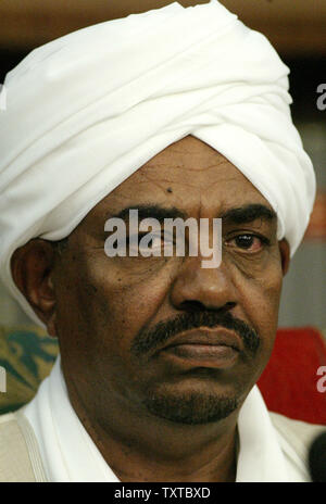 Den sudanesischen Präsidenten Omar al-Bashir nimmt seine offizielle Abschiedszeremonie in Teheran, Iran, 26. April 2006. (UPI Foto/Mohammad Kheirkhah) Stockfoto