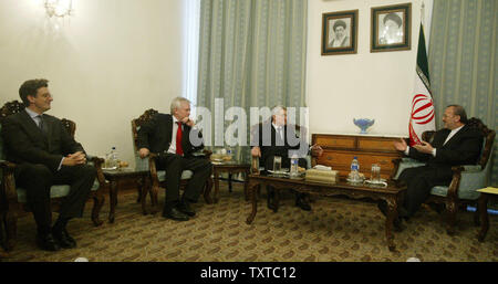 Der iranische Außenminister Manuchehr Mottaki (R) Gespräche mit dem französischen Botschafter Bernard Poletti (2., R) Deutschland Consule Micheal Zickerick (2 L) und der britische Botschafter Geoffery Adams (L) bei ihrem Treffen in Teheran, Iran, 15. Mai 2006. (UPI Foto/Mohammad Kheirkhah) Stockfoto