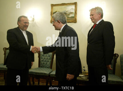 Der iranische Außenminister Manuchehr Mottaki (L) schüttelt die Hand mit dem französischen Botschafter Bernard Poletti (C) und Deutschland Consule Micheal Zickerick ist auf der rechten Seite während ihrer meetting in Teheran, Iran, 15. Mai 2006 gesehen. (UPI Foto/Mohammad Kheirkhah) Stockfoto