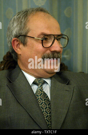 Der russische Botschafter Alexander Tadounilacov besucht einen Minister treffen in Teheran, Iran, 15. Mai 2006. (UPI Foto/Mohammad Kheirkhah) Stockfoto