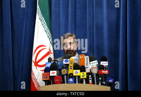 Der Sprecher des iranischen Außenministeriums, Hamid Reza Asefi spricht auf einer Pressekonferenz in Teheran, Iran, am 11. Juni 2006. (UPI Foto/Mohammad Kheirkhah) Stockfoto