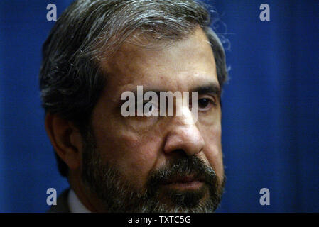 Der Sprecher des iranischen Außenministeriums, Hamid Reza Asefi spricht auf einer Pressekonferenz in Teheran, Iran, am 11. Juni 2006. (UPI Foto/Mohammad Kheirkhah) Stockfoto