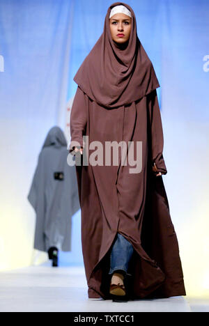 Iranische Modelle tragen Islamische Kleider durch iranische Designer auf einer Modenschau in Teheran am 18. Juli 2006. (UPI Foto/Mohammad Kheirkhah) Stockfoto