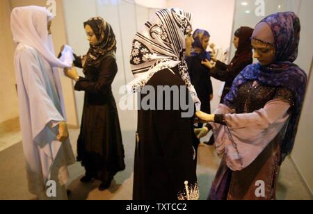 Iranische Modelle tragen Islamische Kleider durch iranische Designer bei einer Fashion Show in Teheran am 18. Juli 2006 gemacht. (UPI Foto/Mohammad Kheirkhah) Stockfoto