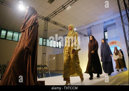 Iranische Modelle tragen Islamische Kleider durch iranische Designer auf einer Modenschau in Teheran am 18. Juli 2006. (UPI Foto/Mohammad Kheirkhah) Stockfoto