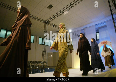 Iranische Modelle tragen Islamische Kleider durch iranische Designer auf einer Modenschau in Teheran am 18. Juli 2006. (UPI Foto/Mohammad Kheirkhah) Stockfoto