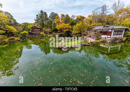 See namens Kujo Teich in Kyoto Gyoen Japan in der Nähe von Imperial Palace in Kyotogyoen mit Reflexion über die Wasseroberfläche und grün orange Laub Farbe Stockfoto