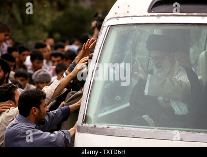 Irans Oberster Führer Ayatollah Ali Khamenei grüßt die Menschenmenge vor einer Rede in Semnan, 156.35 km (236 km) östlich von Teheran am 8. November 2006. Der Oberste Führer der Islamischen Revolution Ayatollah Sayed Ali Khamenei, die derzeit an einem dreitägigen Besuch der nordöstlichen Provinz, sagte hier Mittwoch, dass die Mehrheit der Länder der Welt glauben, daß das Monopol auf bestimmte Befugnisse auf dem Gebiet der Kernenergie gebrochen werden sollte. (UPI Foto/Morteza Farajabadi/ISNA) Stockfoto