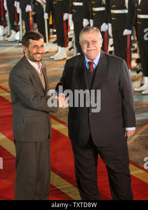 Die irakischen Präsidenten Jalal Talabani (R) schüttelt die Hand mit dem iranischen Präsidenten Mahmud Ahmadinedschad während einer Abschiedszeremonie in Teheran am 29. November 2006. (UPI Foto) Stockfoto