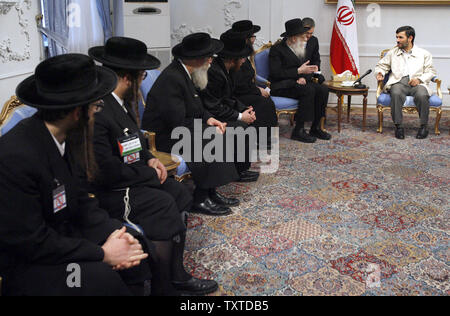 Irans Präsident Mahmud Ahmadinedschad (R) trifft sich mit Mitgliedern der Juden gegen den Zionismus, nach einer Konferenz, in der Redner stellte die Frage, ob der Holocaust stattgefunden hat, und in Teheran am 14. Dezember 2006. (UPI Foto) Stockfoto