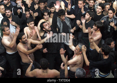 Selbst Iraner nicken, mit den Händen den Tod von Imam Hussein zu trauern, der Enkel des Islam des Propheten Mohammed, wie Sie an der Zeremonie teil Ashura in Teheran zu markieren, am 30. Januar 2007. Ashura ist der Höhepunkt der zehn Tage der Trauer während des islamischen Monats Muharram, dem ersten Monat des Mondkalenders, wenn schiitische Muslime beklagen die Schlachtung von Imam Hussein 1365 Jahren in Kerbala im Süden des Irak. (UPI Foto) Stockfoto