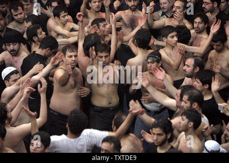 Selbst Iraner nicken, mit den Händen den Tod von Imam Hussein zu trauern, der Enkel des Islam des Propheten Mohammed, wie Sie an der Zeremonie teil Ashura in Teheran zu markieren, am 30. Januar 2007. Ashura ist der Höhepunkt der zehn Tage der Trauer während des islamischen Monats Muharram, dem ersten Monat des Mondkalenders, wenn schiitische Muslime beklagen die Schlachtung von Imam Hussein 1365 Jahren in Kerbala im Süden des Irak. (UPI Foto) Stockfoto