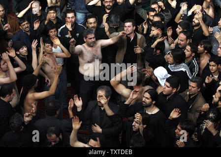 Selbst Iraner nicken, mit den Händen den Tod von Imam Hussein zu trauern, der Enkel des Islam des Propheten Mohammed, wie Sie an der Zeremonie teil Ashura in Teheran zu markieren, am 30. Januar 2007. Ashura ist der Höhepunkt der zehn Tage der Trauer während des islamischen Monats Muharram, dem ersten Monat des Mondkalenders, wenn schiitische Muslime beklagen die Schlachtung von Imam Hussein 1365 Jahren in Kerbala im Süden des Irak. (UPI Foto) Stockfoto