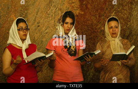 Iranian-Zoroastrian Frauen beten am Feuer Tempel von Pir-e Sabz im Dorf Chak Chak in der Nähe der Stadt Ardakan in der Provinz Yazd 795 km (495 Meilen) südöstlich von Teheran, Iran am 17. Juni 2007. Jedes Jahr von Juni 14-18 viele Tausende von zoroastrier aus dem Iran, Indien und anderen Ländern in Scharen in das Feuer Tempel von Pir-e Sabz. (UPI Foto/Mohammad Kheirkhah) Stockfoto