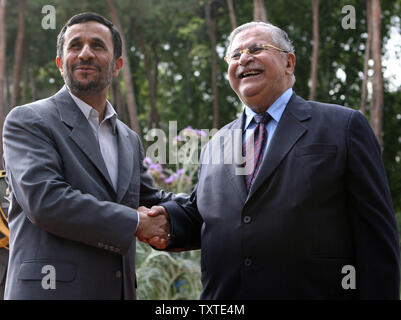 Irans Präsident Mahmud Ahmadinedschad (L) schüttelt die Hand mit dem irakischen Präsidenten Jalal Talabani während einer willkommenszeremonie vor ihrem Treffen in Teheran am 26. Juni 2007. (UPI Foto/Nasrollah Haji Hamid Forootan/ISNA) Stockfoto