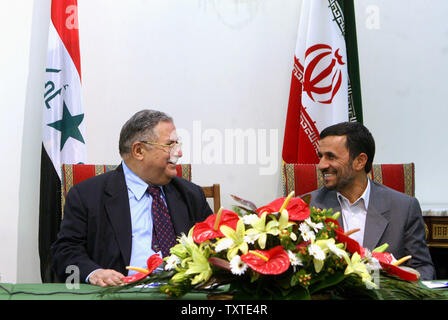 Irans Präsident Mahmud Ahmadinedschad (R) und dem irakischen Präsidenten Jalal Talabanis Lächeln während ihrer Sitzung in einer Begrüßungszeremonie in Teheran, Iran am 26. Juni 2007. (UPI Foto/Nasrollah Haji Hamid Forootan/ISNA) Stockfoto