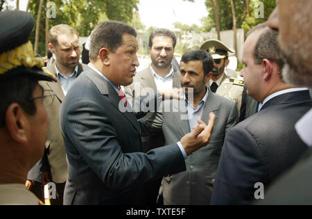 Irans Präsident Mahmud Ahmadinedschad (R) Hört sich Venezuelas Präsident Hugo Chavez (L) während der begrüßungszeremonie für Chavez in Teheran, Iran am 1. Juli 2007. Chavez kam in Teheran am späten Samstagabend zu einem zweitägigen Besuch der Beamte sagte, die auf die Förderung der politischen und wirtschaftlichen Zusammenarbeit zwischen den beiden Ländern angestrebt wurde. (UPI Foto/Mohammad Kheirkhah) Stockfoto