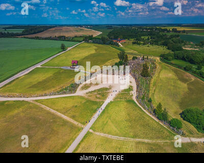 Antenne Panoramablick auf die Hügel der Kreuze KRYZIU KALNAS. Es ist eine berühmte religiöse Stätte der katholischen Pilgerfahrt in Litauen Stockfoto