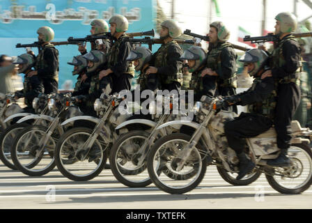 Iranische Soldaten auf Motorrädern Pass während einer Parade anlässlich des 27. Jahrestages des Beginn des Iran-Irak-Krieg (1980-1988) Vor dem Mausoleum des späten revolutionäre Gründer Ayatollah Ruhollah Khomeini, etwas außerhalb von Teheran, Iran am 22. September 2007. Der iranische Präsident Mahmud Ahmadinedschad sagte am Samstag, dass erneute Resolutionen des Sicherheitsrates der Vereinten Nationen und die Sanktionen gegen den Iran nicht funktionieren würde. (UPI Foto/Mohammad Kheirkhah) Stockfoto