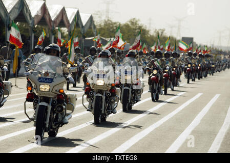 Iranische Soldaten auf Motorrädern Pass während einer Parade anlässlich des 27. Jahrestages des Beginn des Iran-Irak-Krieg (1980-1988) Vor dem Mausoleum des späten revolutionäre Gründer Ayatollah Ruhollah Khomeini, etwas außerhalb von Teheran, Iran am 22. September 2007. Der iranische Präsident Mahmud Ahmadinedschad sagte am Samstag, dass erneute Resolutionen des Sicherheitsrates der Vereinten Nationen und die Sanktionen gegen den Iran nicht funktionieren würde. (UPI Foto/Mohammad Kheirkhah) Stockfoto