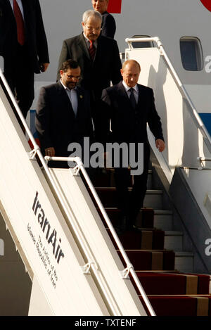 Der russische Präsident Wladimir (R) wird begleitet von der Leiter der iranischen Präsidentschaftswahlen Protokoll Vali-Alah Mobini (L) und der Russische Botschafter in den Iran Alexander Tadounilacov (Top) Wie Sie am Internationalen Flughafen Mehrabad in Teheran, Iran am 16. Oktober 2007 deplane. (UPI Foto/Mohammad Kheirkhah) Stockfoto