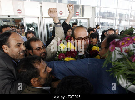 Iranische Diplomaten Hamid Reza Asghari (R), die in der Stadt von Arbil verhaftet wurde von seinen Anhängern und Familienmitglieder an Imam Khomeini Airport in Teheran, Iran am 9. November 2007 begrüßt wird. Neun Iranern, darunter zwei Diplomaten, die in der nordirakischen Stadt Arbil verhaftet worden waren, wurden am Freitag veröffentlicht. (UPI Foto) Stockfoto