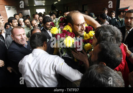 Iranische Diplomaten Hamid Reza Asghari (R), der in der Stadt von Arbil verhaftet wurde, wird von seinen Anhängern und Familienmitglieder an Imam Khomeini Airport in Teheran, Iran, am 11. November 2007 begrüßt. Neun Iranern, darunter zwei Diplomaten, die in der nordirakischen Stadt Arbil verhaftet worden waren, wurden am Freitag veröffentlicht. (UPI Foto) Stockfoto