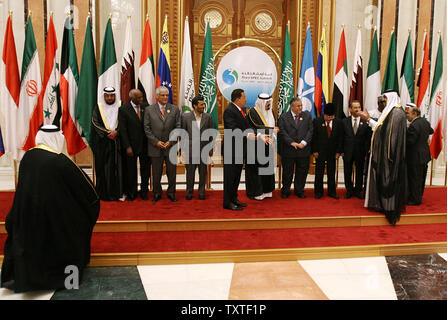 Führer stellen für Fotografen, wie sie die Eröffnungsfeier der OPEC (Organisation der Erdöl exportierenden Länder) Gipfel in Riad, Saudi-Arabien am 17. November 2007 teil. (UPI Foto) Stockfoto