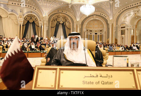 Emir von Katar, Scheich Hamad bin Khalifa schaut auf, als er die Eröffnungsfeier der OPEC (Organisation der Erdöl exportierenden Länder) Gipfel in Riad, Saudi-Arabien am 17. November 2007 besucht. (UPI Foto) Stockfoto