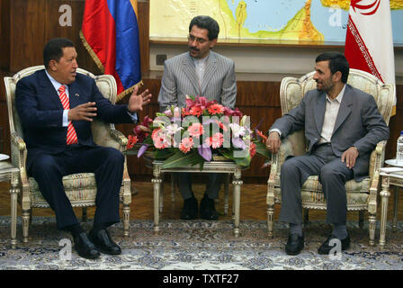 Irans Präsident Mahmud Ahmadinedschad (R) Hört sich Venezuelas Präsident Hugo Chavez (L) durch einen Übersetzer bei ihrem Treffen in Teheran, Iran, am 19. November 2007. (UPI Foto/STR) Stockfoto