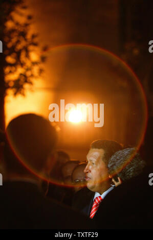 Venezuelas Präsident Hugo Chavez hört auf Irans Präsident Mahmud Ahmadinedschad (nicht dargestellt) bei seiner Abreise Festakt in Teheran, Iran, am 19. November 2007. (UPI Foto/Mohammad Kheirkhah) Stockfoto