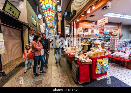 Kyoto, Japan - 17 April, 2019: die Menschen einkaufen in Nishiki Markt arcade Street fallenden Geschäfte in Souvenirs suchen Stockfoto