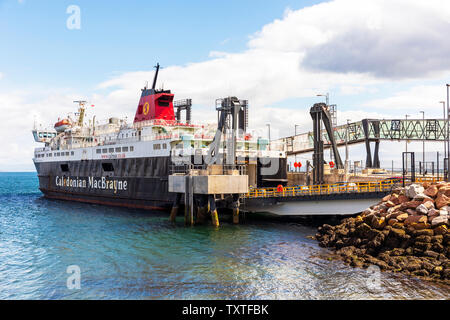 Autos auf dem Caledonian MacBrayne Brodick Fähre Caledonian Inseln am Ferry Terminal geladen, Isle of Arran, Firth of Clyde, Schottland, Großbritannien Stockfoto