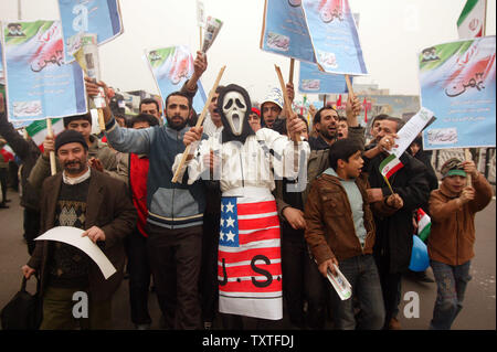 Iraner halten Plakate hoch, da sie eine Rallye Kennzeichnung der 29. Jahrestag der Islamischen Revolution des Iran in dem Azadi (Freiheit) Platz in Teheran, Iran am 11. Februar 2008 teil. (UPI Foto/Mohammad Kheirkhah) Stockfoto