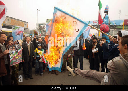 Iraner brennen eine israelische Flagge, wie Sie eine Rallye Kennzeichnung der 29. Jahrestag der Islamischen Revolution des Iran in dem Azadi (Freiheit) Platz in Teheran, Iran am 11. Februar 2008 teil. (UPI Foto/Mohammad Kheirkhah) Stockfoto