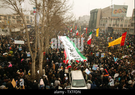 Iranische Besuchen bei einer Rallye Kennzeichnung der 29. Jahrestag der Islamischen Revolution des Iran in dem Azadi (Freiheit) Platz in Teheran, Iran am 11. Februar 2008. (UPI Foto/Mohammad Kheirkhah) Stockfoto