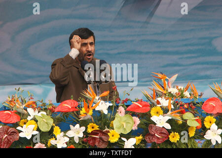 Der iranische Präsident Mahmud Ahmadinedschad spricht, als er eine Kundgebung besucht Kennzeichnung der 29. Jahrestag der Islamischen Revolution des Iran in dem Azadi (Freiheit) Platz in Teheran, Iran am 11. Februar 2008. (UPI Foto/STR) Stockfoto