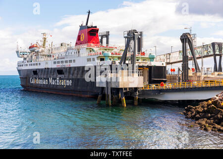 Autos auf dem Caledonian MacBrayne Brodick Fähre Caledonian Inseln am Ferry Terminal geladen, Isle of Arran, Firth of Clyde, Schottland, Großbritannien Stockfoto