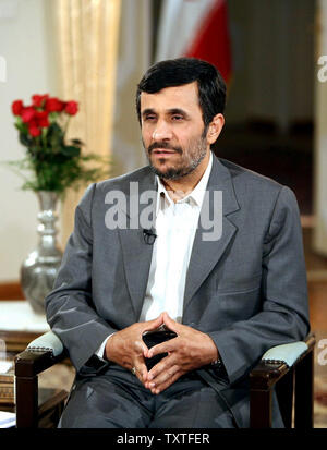 Irans Präsident Mahmoud Ahmadinejad spricht in einem Interview über das iranische Atomprogramm in Teheran, Iran am 23. Februar 2008. (UPI Foto/der iranische Präsident die offizielle Website) Stockfoto