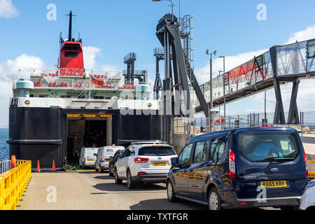 Autos auf dem Caledonian MacBrayne Brodick Fähre Caledonian Inseln am Ferry Terminal geladen, Isle of Arran, Firth of Clyde, Schottland, Großbritannien Stockfoto