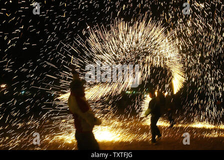 Iranische Mehrdad und Hooman Spiel mit dem Feuer bei einem Festakt zum 'Mittwoch Feuer' oder Chaharshanbeh Soori des iranischen Kalenderjahres in der Provinz Qazvin, 91 Meilen (165 km) westlich von Teheran, Iran am 18. März 2008. "Mittwoch Feuer' ist eine alte Zoroastrische Ritual am letzten Mittwoch Vorabend des iranischen Jahr gehalten vor dem Nowrouz, die beginnt am 21. März. Die Iraner haben massing, getrocknete Gebüsch in Brand und Feuerwerkskörper für die Feierlichkeiten, die Tausende von Jahren zurück zu Zoroastrismus Datum einzustellen, die Religion des alten Persien. (UPI Foto/Mohammad Kheirkhah) Stockfoto