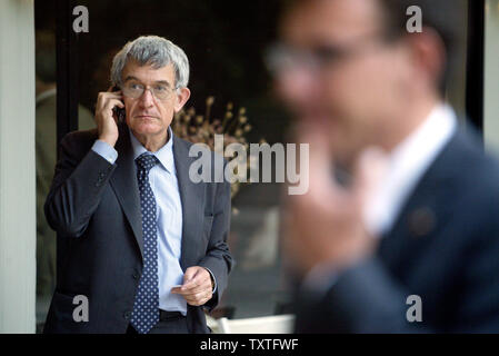 Französischer Botschafter in den Iran Bernard Poletti nutzt sein Handy vor der EU-Außenbeauftragte Javier Solana in Teheran, Iran, am 14. Juni 2008. Solana präsentierte in den Iran das aktualisierte Paket von Vorschlägen versucht, die Probleme, dass das iranische Nuklearprogramm wirft mit der internationalen Gemeinschaft und in eine normalisierte Beziehungen mit dem Iran zu lösen. Deutschland und die fünf ständigen Mitglieder des Sicherheitsrates der Vereinten Nationen, Großbritannien, den USA, Frankreich, Russland und China, bereit, das neue Paket. (UPI Foto/Mohammad Kheirkhah) Stockfoto