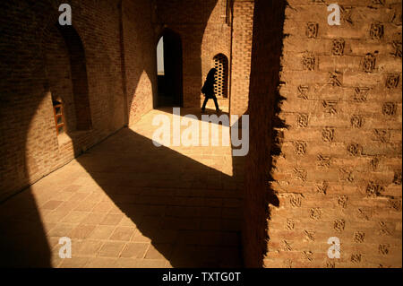 Parvaneh Mohasses, einer iranischen Frau, besuche die Kuppel des Soltanieh in der Provinz Zanjan, 132 Meilen (240 km) nordwestlich von Teheran, Iran, am 29. August 2008. Soltanieh verwendet die Hauptstadt der Ilchane Fürsten von Persien im 14. Jahrhundert zu sein wie der Name übersetzt "Imperial". 2005, UNESCO Soltanieh als eines der Weltkulturerbe. Die geschätzte 200 Tonnen schwere Kuppel steht 49 Meter (161 ft) hohen von seiner Basis, und wird derzeit umfassend renoviert. (UPI Foto/Mohammad Kheirkhah) Stockfoto