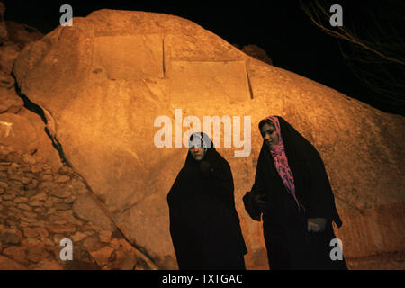 Zwei iranische Frauen besuchen Ganjnameh oder Schatz Brief, eine antike Inschrift an der Seite des Berges, in Hamedan Alvand Stadt, 336 km (208 Meilen) westlich von Teheran, Iran am 20. November 2008. Die Inschrift, die in Granit gehauen wurde, besteht aus zwei Abschnitten. Ein (links) von Darius bestellt I (521-485 v. Chr.) und der andere (rechts) von Xerxes bestellt ICH (485-65 v. Chr.). Beide Abschnitte, die in drei alten Sprachen des alten Persischen, Neubabylonischen und Neo-Elamite, beginnen Sie mit Lob Gottes (Ahura Mazda) geschnitzt worden sind und die Linie und Taten der Könige beschreiben. (UPI Ph Stockfoto